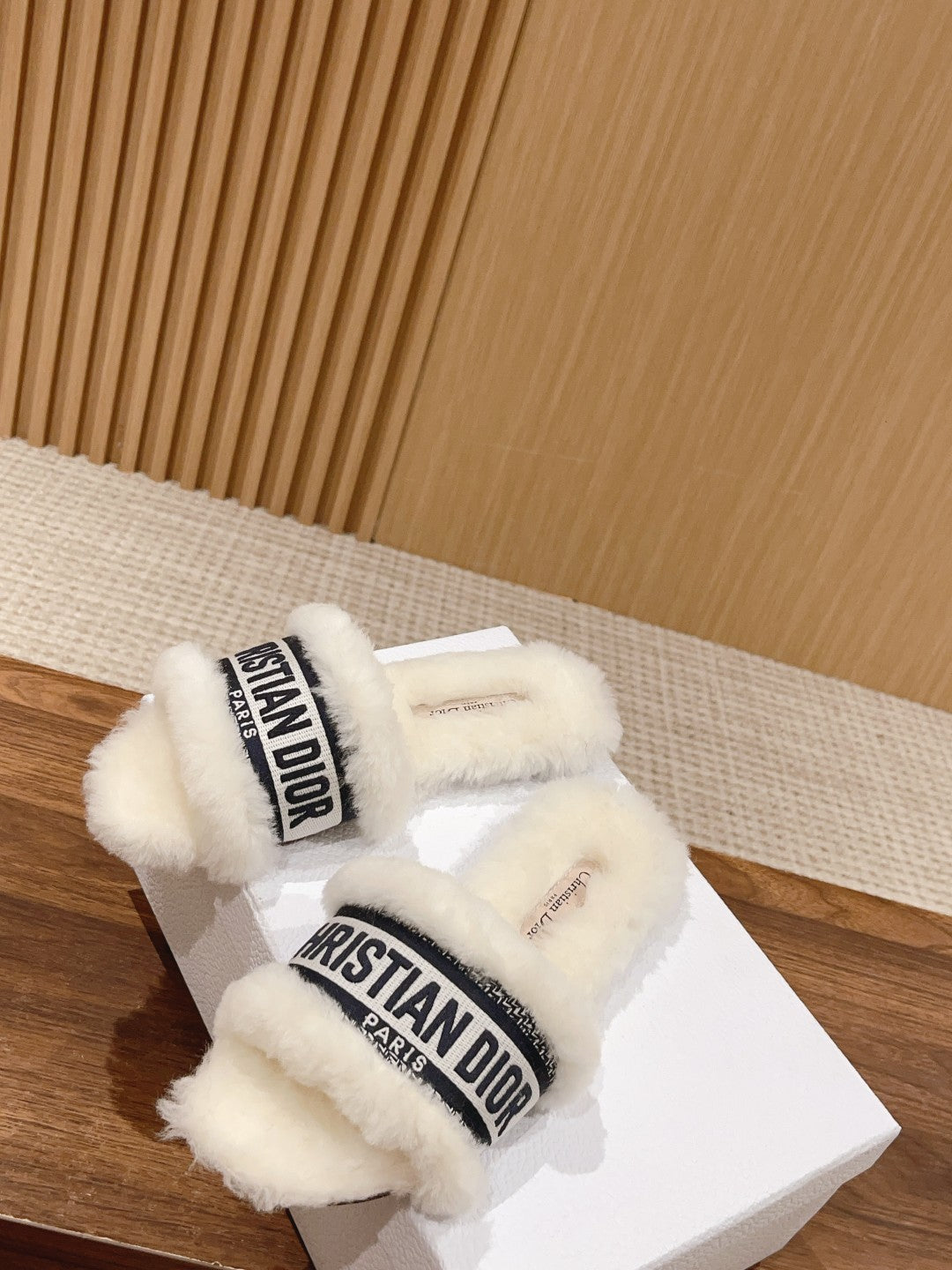 CD Dway Slide White Black Fleece Lining And Canvas Fabric