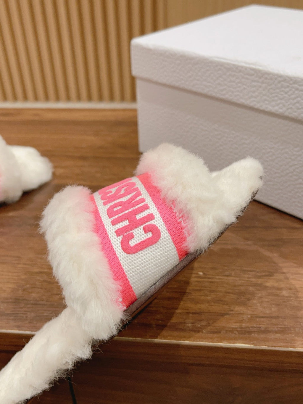 CD Dway Slide White Pink Fleece Lining And Canvas Fabric