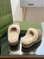 GG MOLLY MULE IN PEANUT BROWN MONOGRAM JACQUARD FABRIC AND SHEARLING LINING