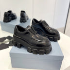 MONOLITH LACE-UP LOAFER IN BLACK CALFSKIN ATTACHED TRIANGLE LOGO