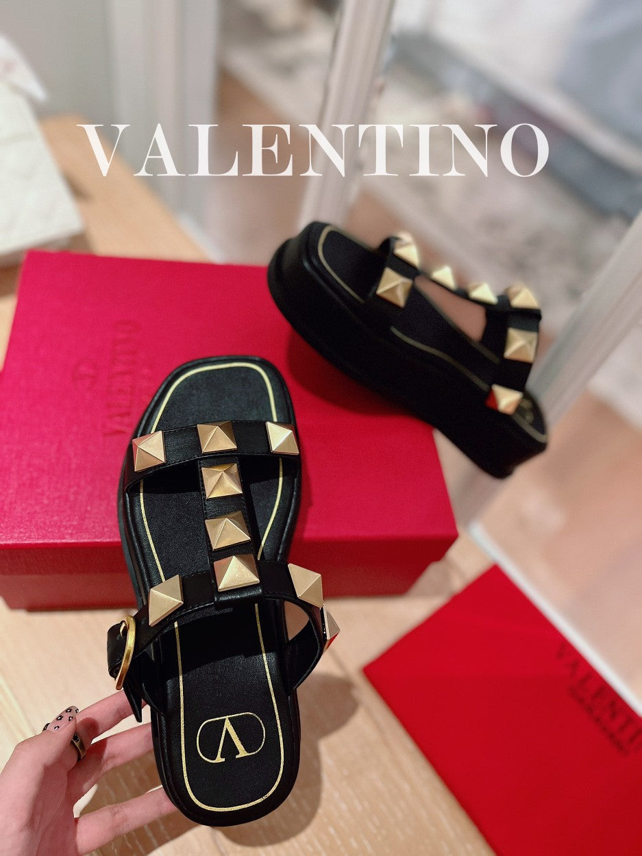 ROCKSTUD PLATFORM SANDALS MULE IN BLACK CALFSKIN