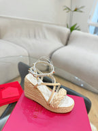 GARAVANI ROCKSTUD WEDGE SANDALS IN WHITE CALFSKIN AND BEIGE RAFFIA