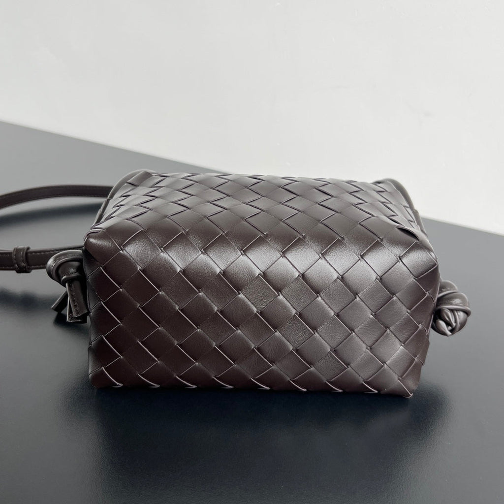 BV Loop Top Handle 19cm Chocolate Lambskin