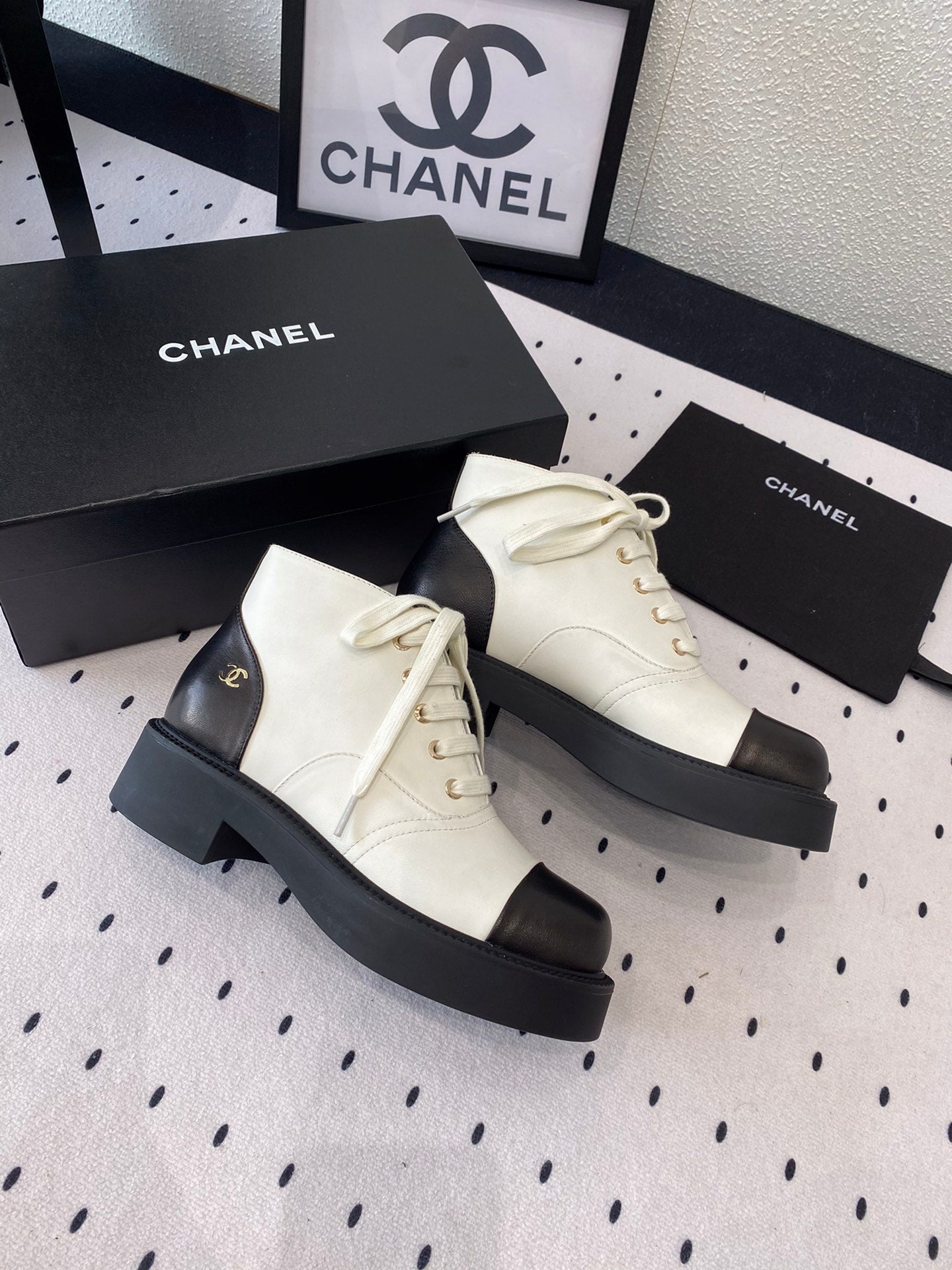 LOW-CUT BOOTS IN BLACK MIX WHITE CALFSKIN