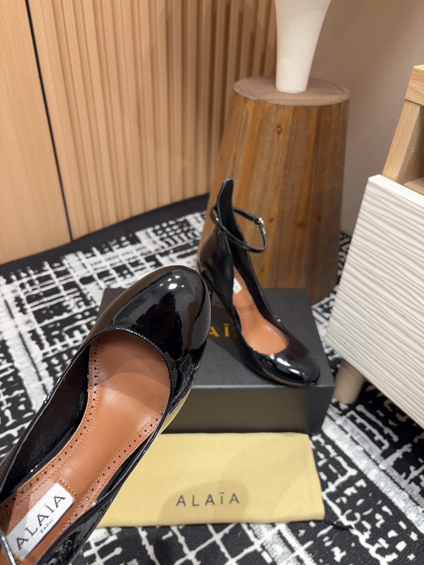Alaia Decollete Pumps 105mm In Black Glossy Cowhide 121909