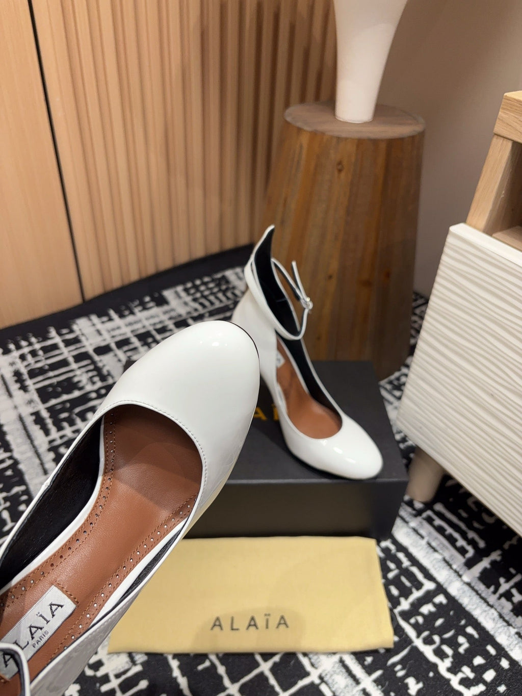 Alaia Decollete Pumps 105mm In White Glossy Cowhide 121910