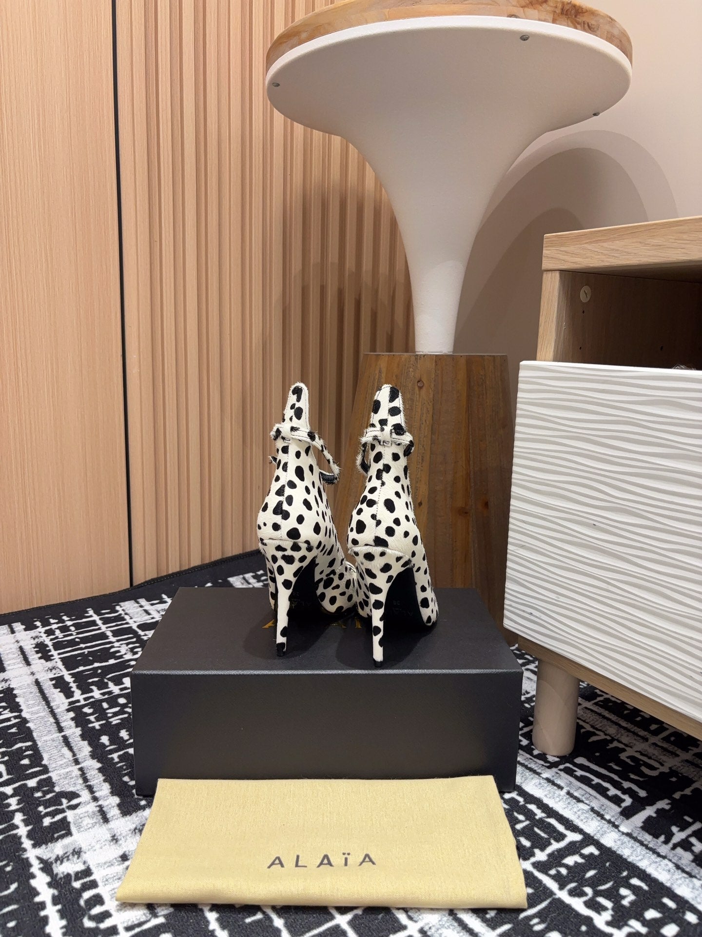 Alaia Decollete Pumps 105mm In White Black Cowhide 121913