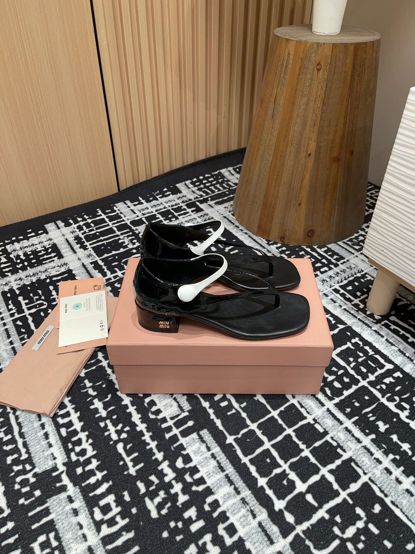 Miu High Thong Sandals With White Strap In Black Glossy Lambskin