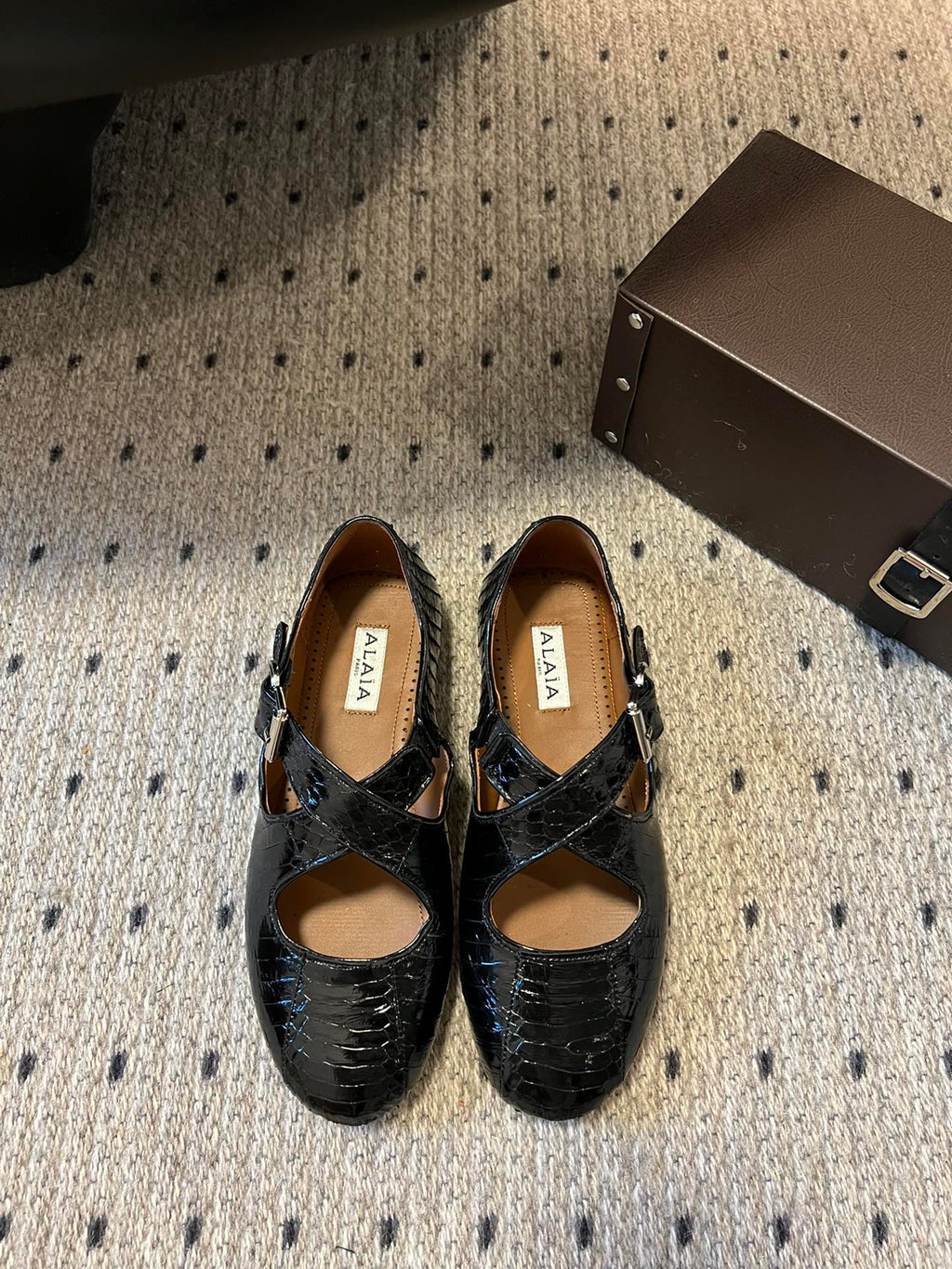 Alaia 25 Criss Cross With Stud Ballet Flats Black Sheepskin 303697