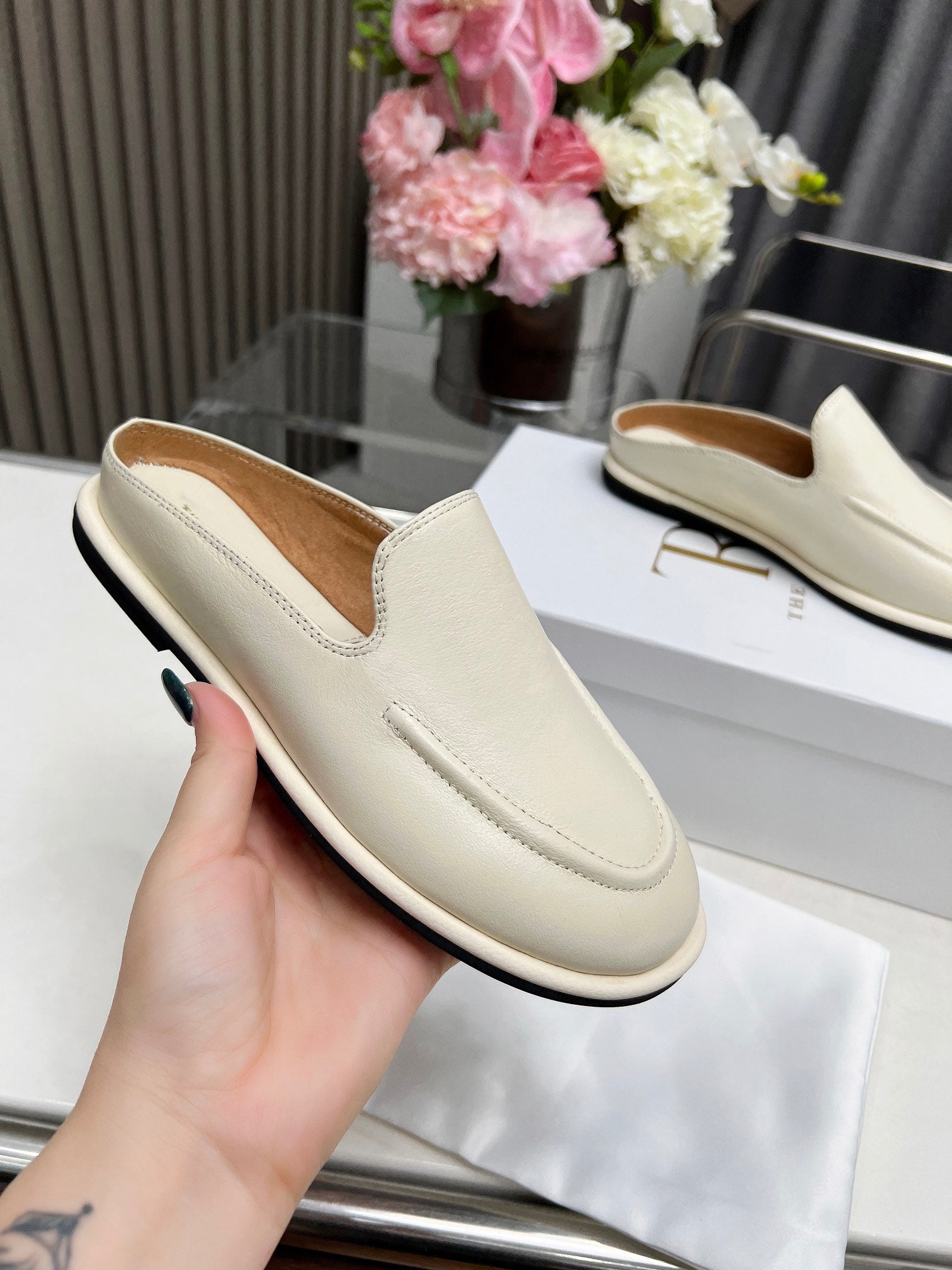 The Row Classic Loafers In Cream Calfskin 455032