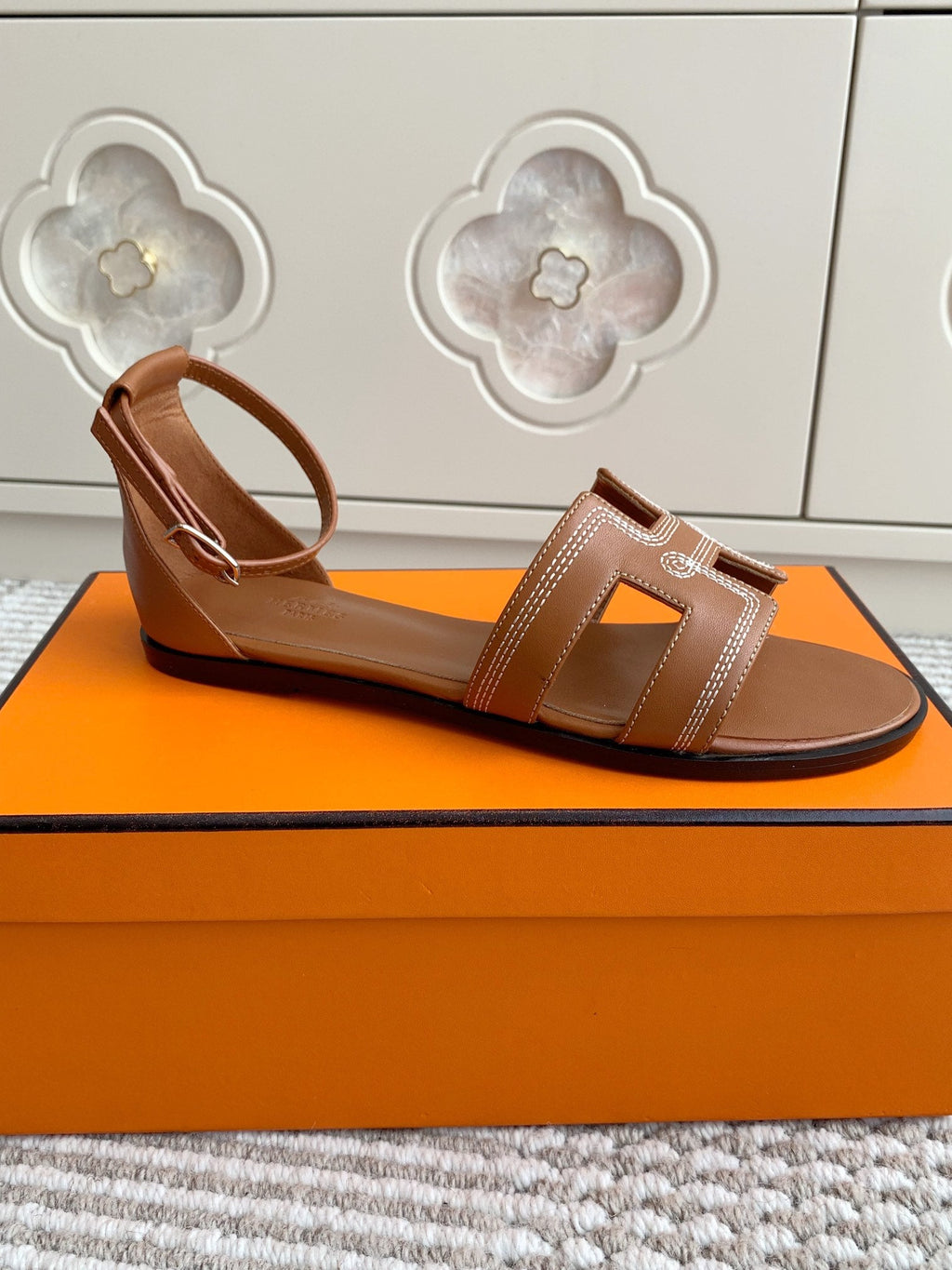 HM 25 Santorini Gold Calfskin White Embroidery Thread