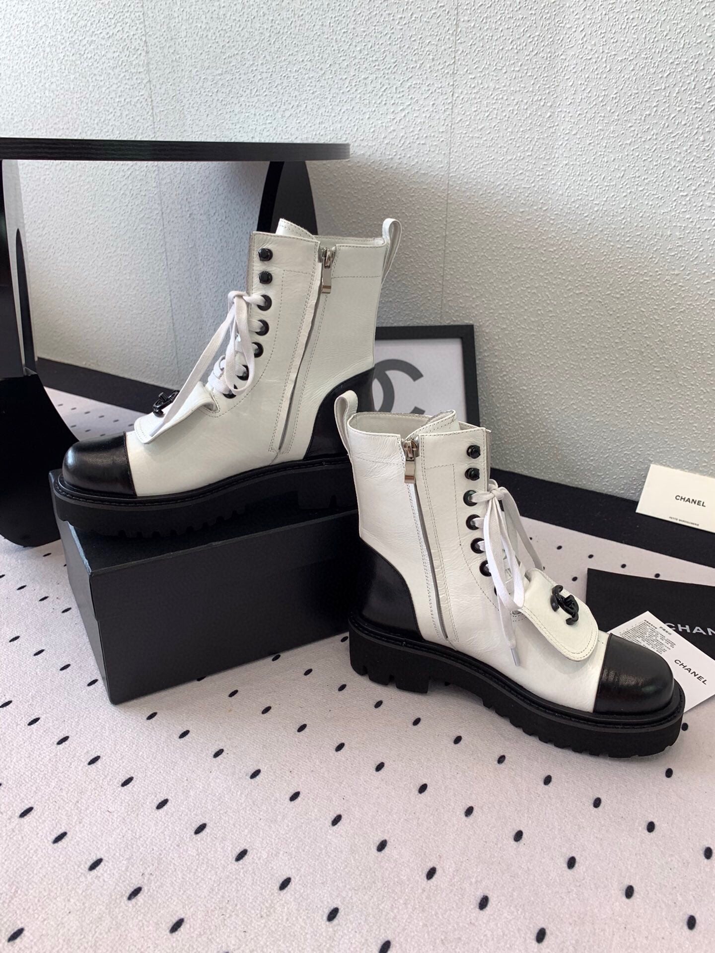 CC Split Toe Ankle Boot 40mm White Black Sheepskin Rubber 432518
