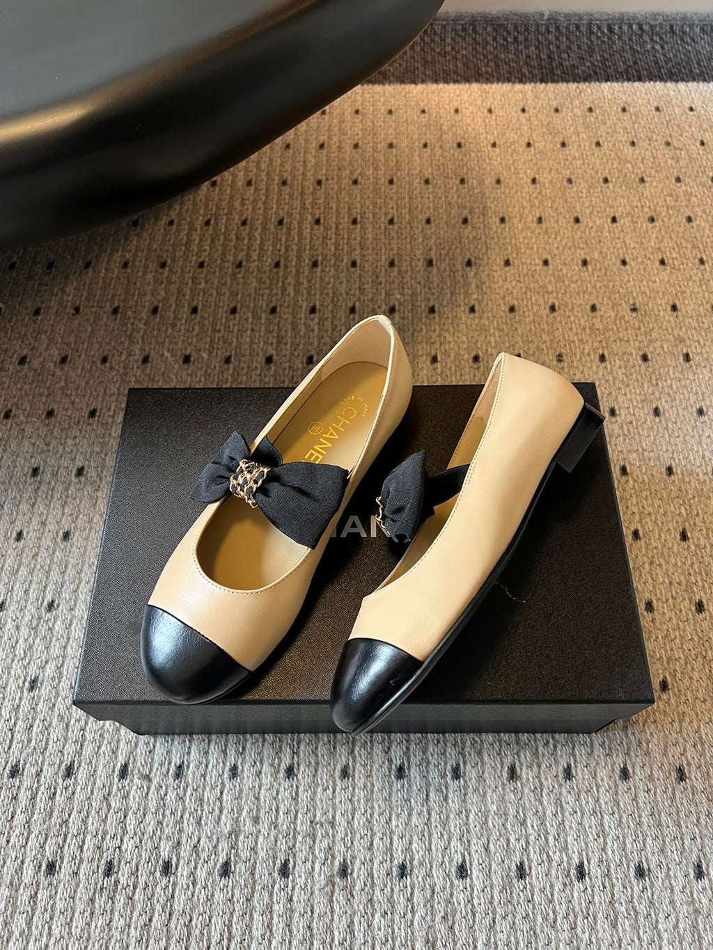 CC 25SS Bow Flat Shoes Black Beige Sheepskin Frabic 530676