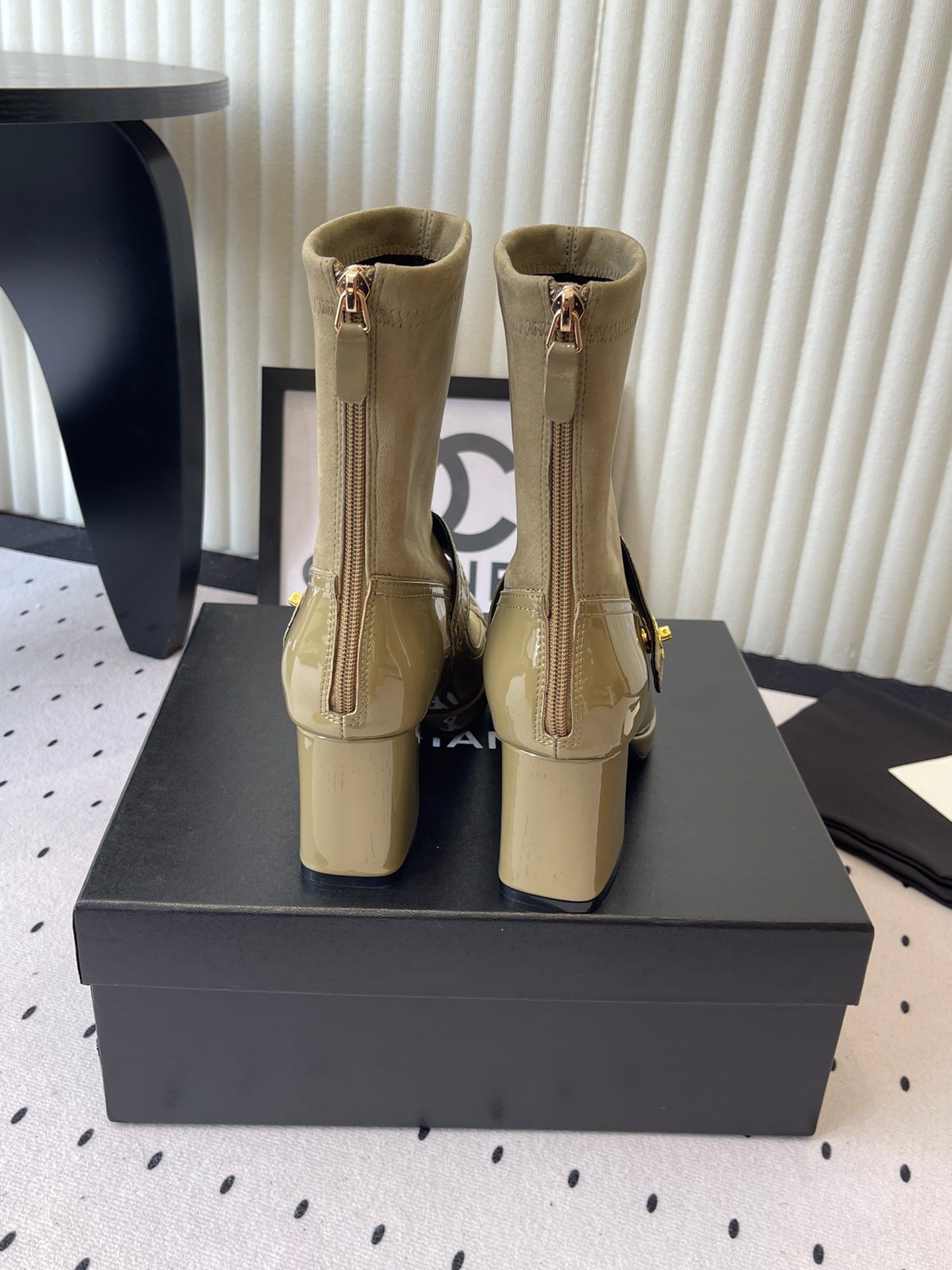 CC 25 Short Boot Olive Green Suede Patent Leather 514104