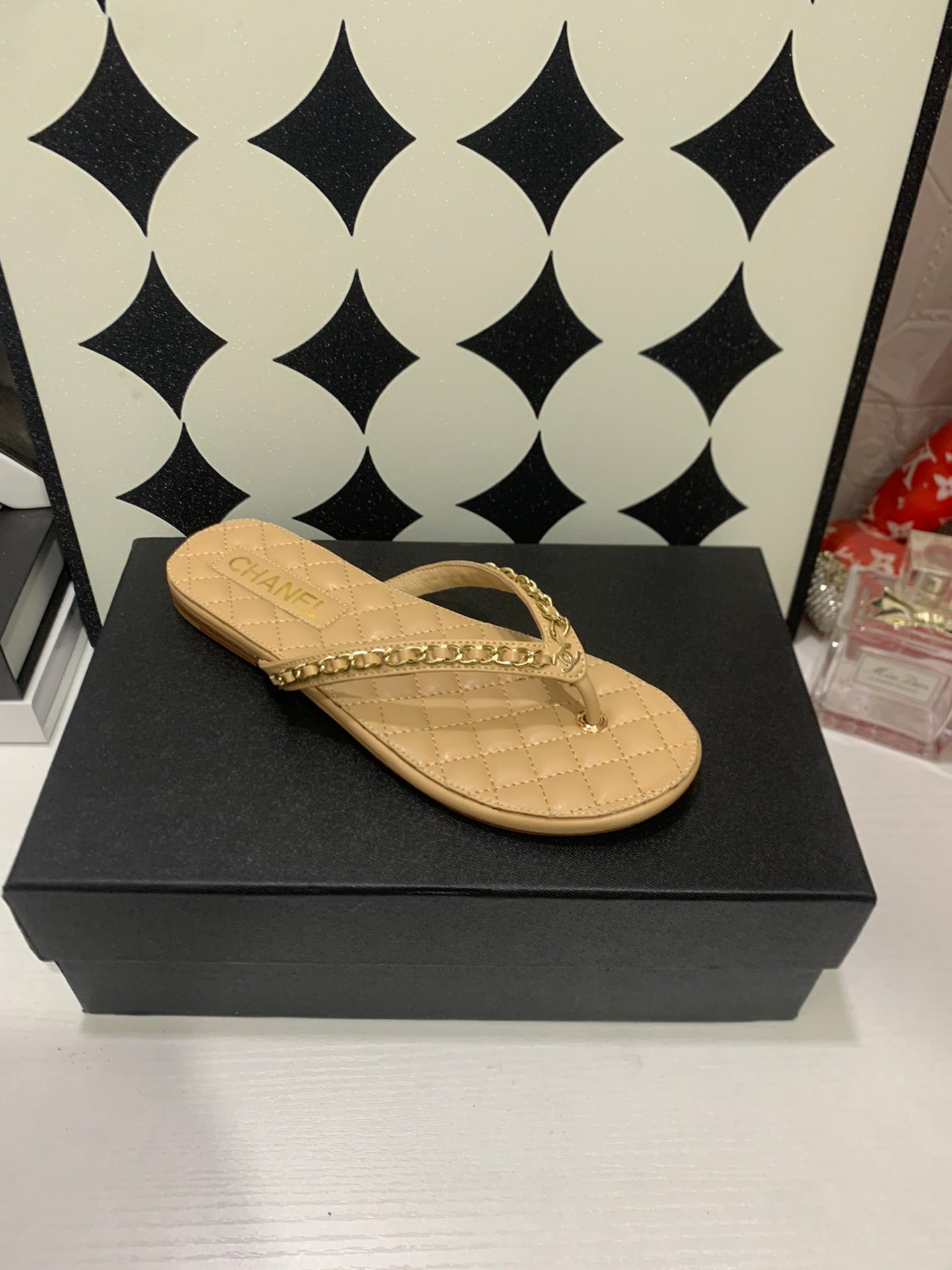 CC 26s Thong With Chain Beige Sheepskin 684867