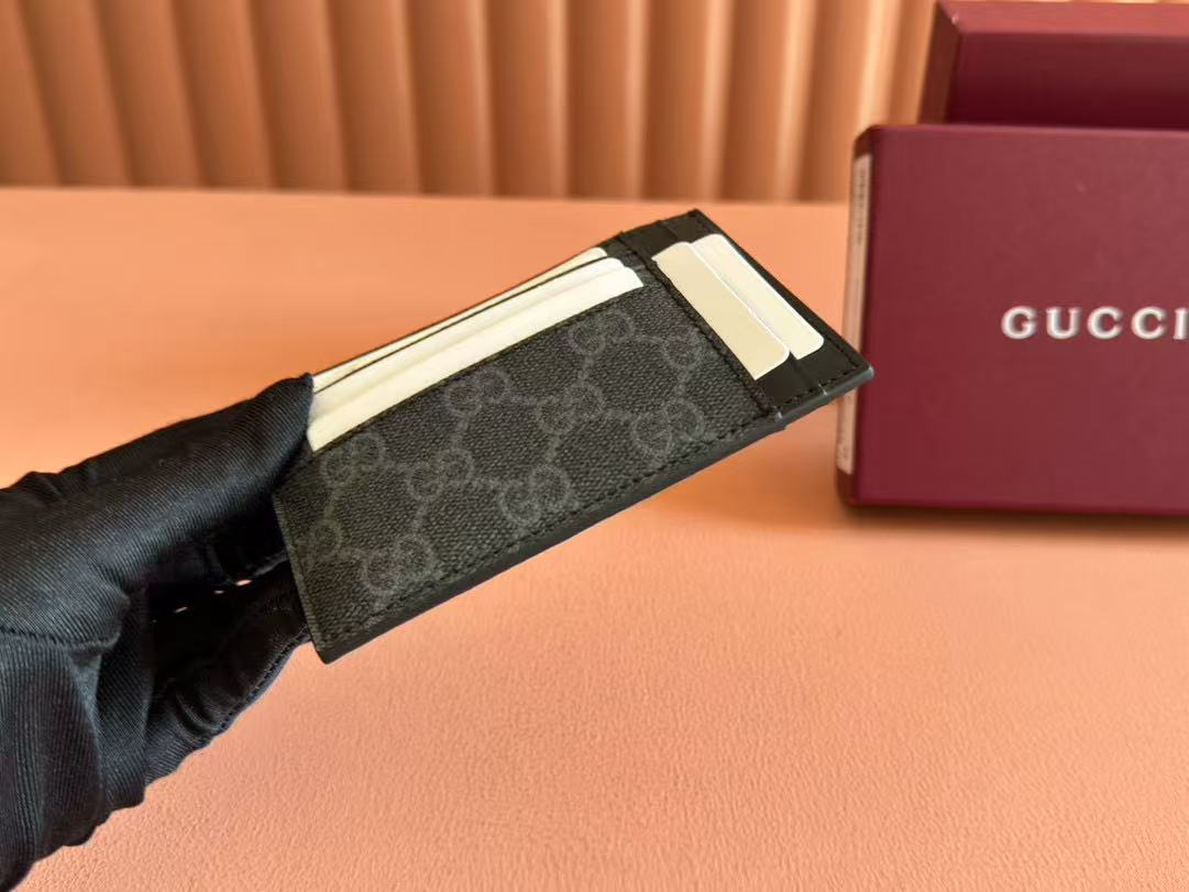 Gucci Emblem Card Holder Black Leather frabic