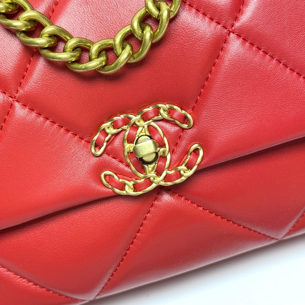 19 FLAP BAG 26 CHERRY RED LAMBSKIN