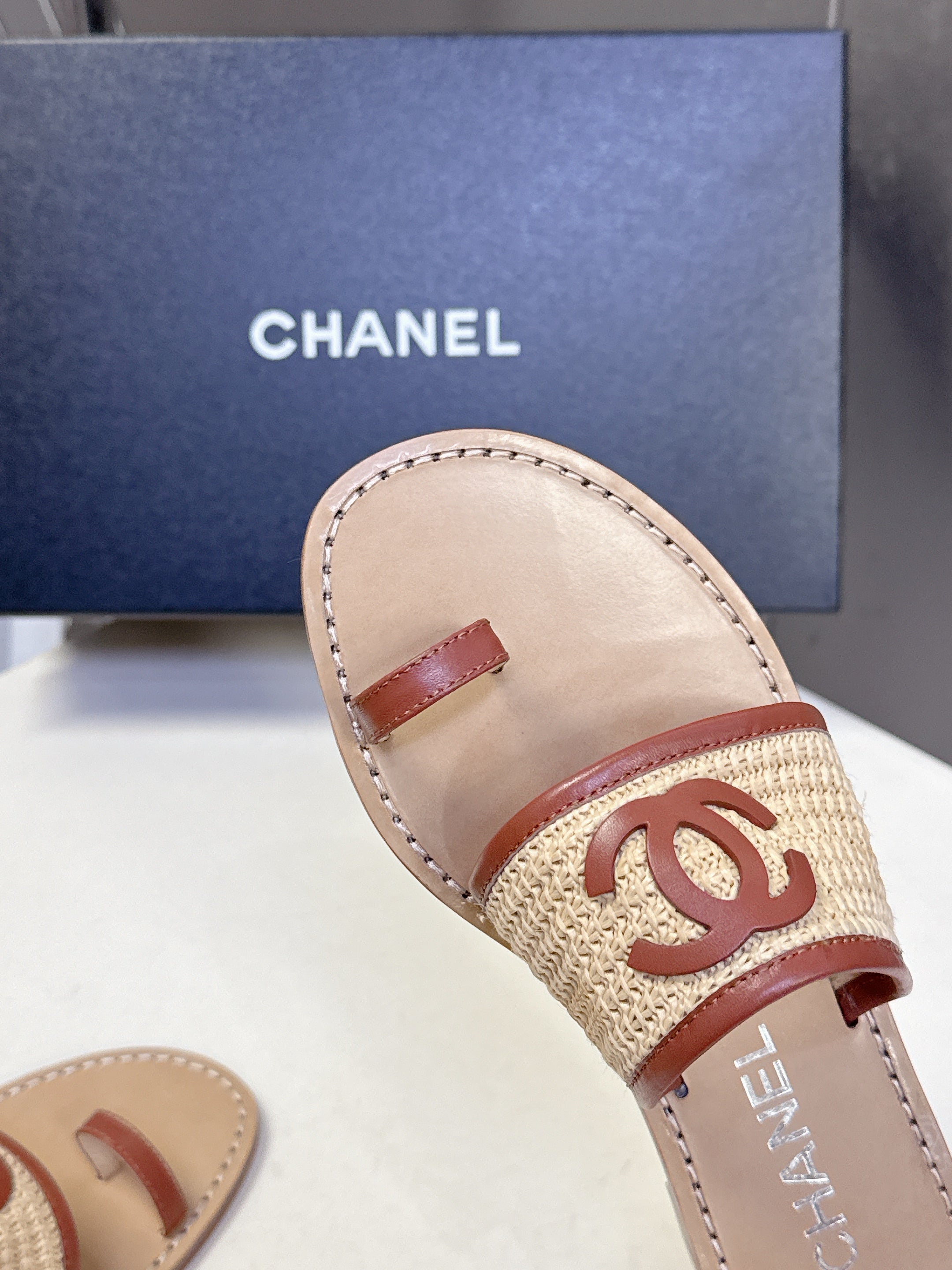 CC 2026 Open-Toe Shoes Beige Brown Sheepskin Raffia