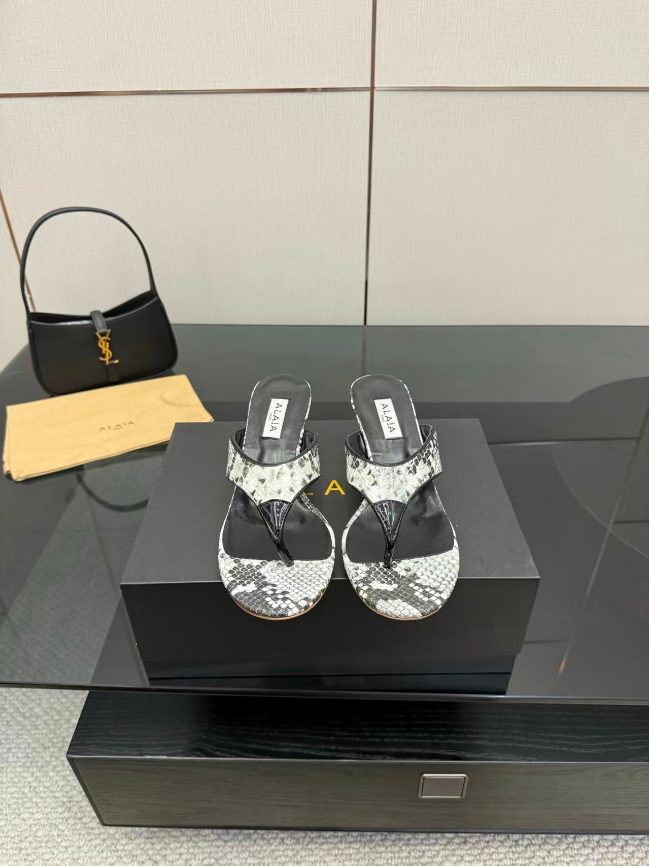 Alaïa Infradito Thong Sandals 55 Black White in Snakeskin Pattern combined with   Finish