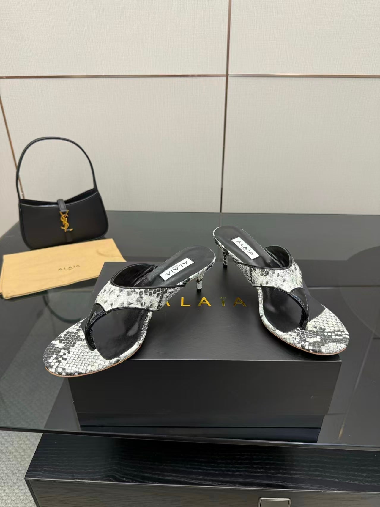 Alaïa Infradito Thong Sandals 55 Black White in Snakeskin Pattern combined with   Finish