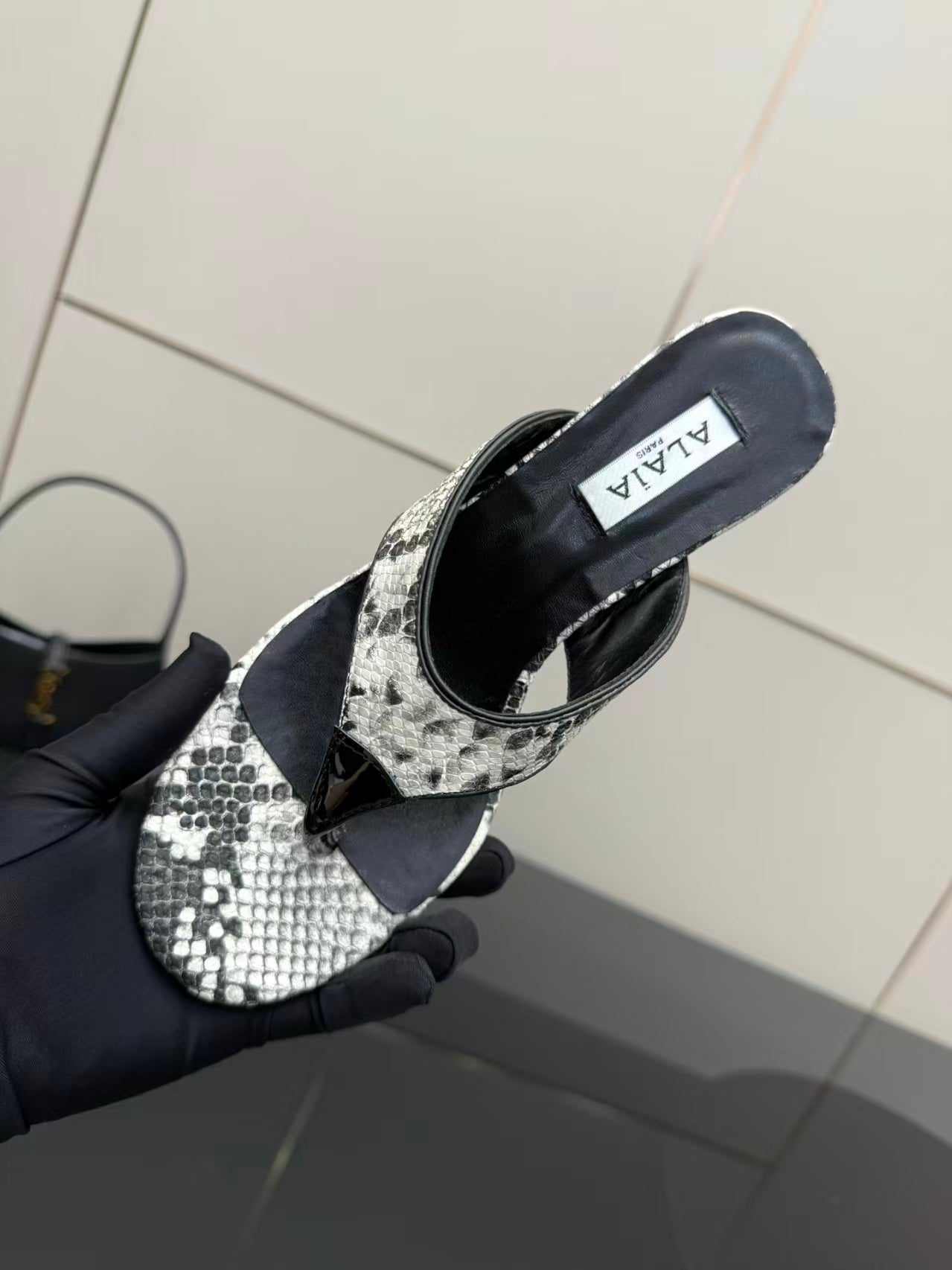Alaïa Infradito Thong Sandals 55 Black White in Snakeskin Pattern combined with   Finish