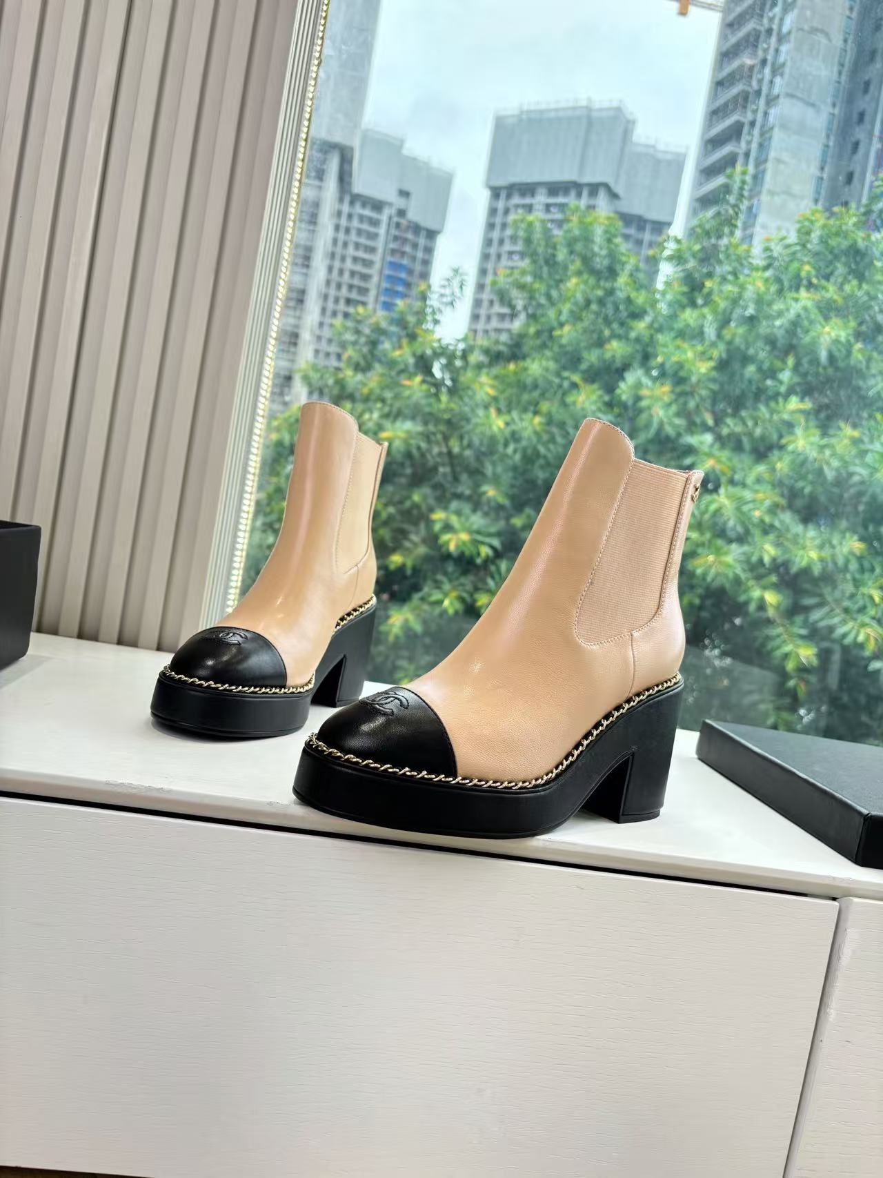 CC Chelsea Boot Beige Black in Cowhide