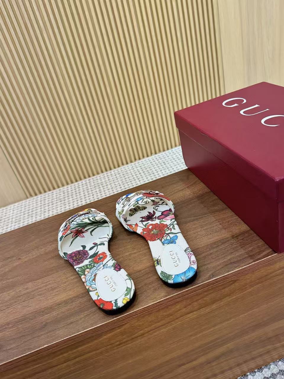 GC 25 Floral Slide Sandal with Horsebit White and Multicolor Canvas
