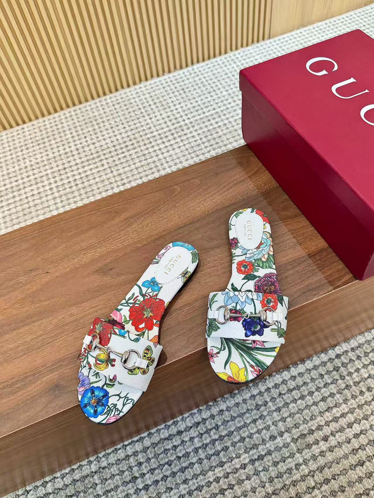 GC 25 Floral Slide Sandal with Horsebit White and Multicolor Canvas