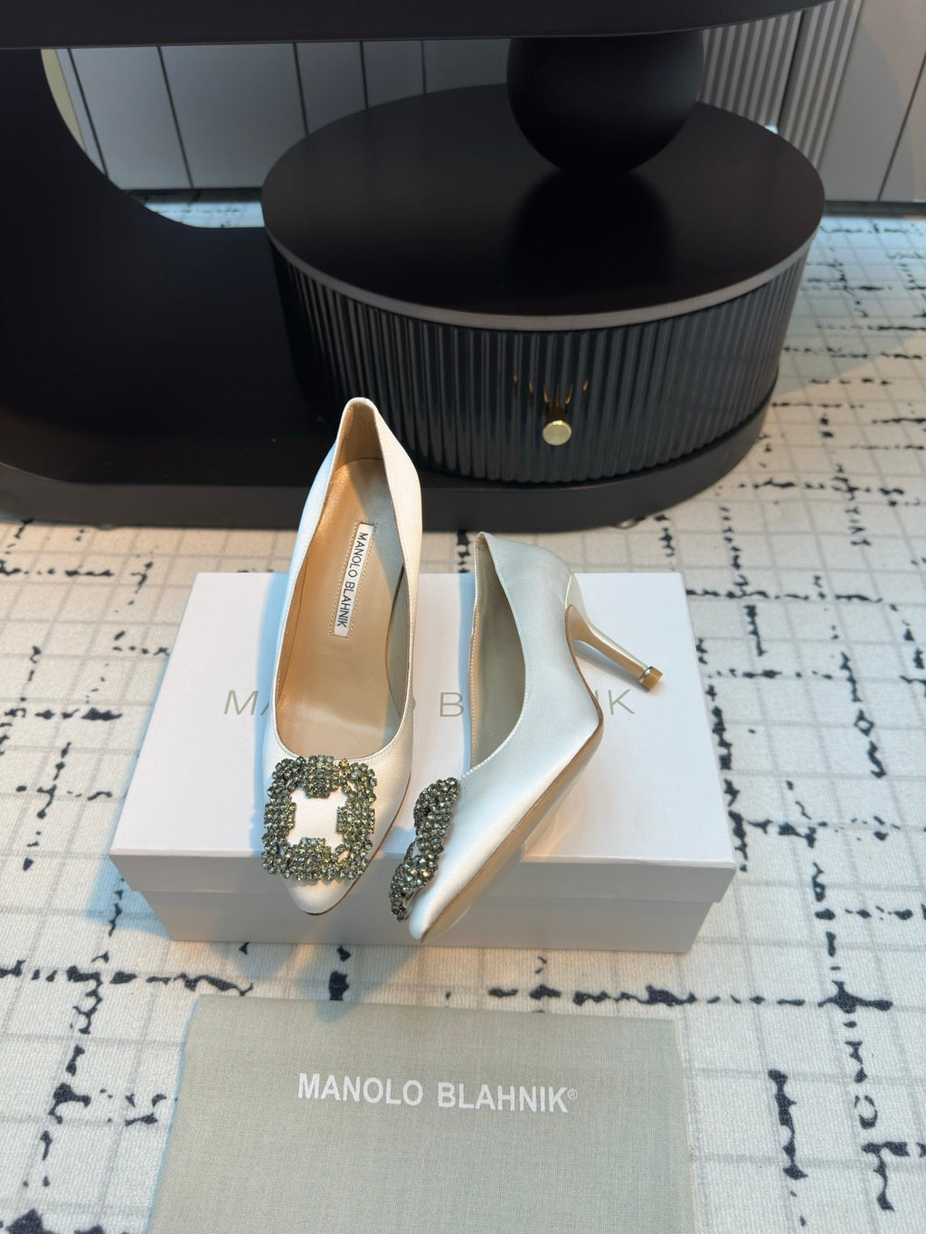 Manolo Blahnik Hangisi Buckle Pump 810197