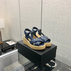 PEEP-TOE THICK SOLE SANDALS IN NAVY BLUE PATENT LAMBSKIN
