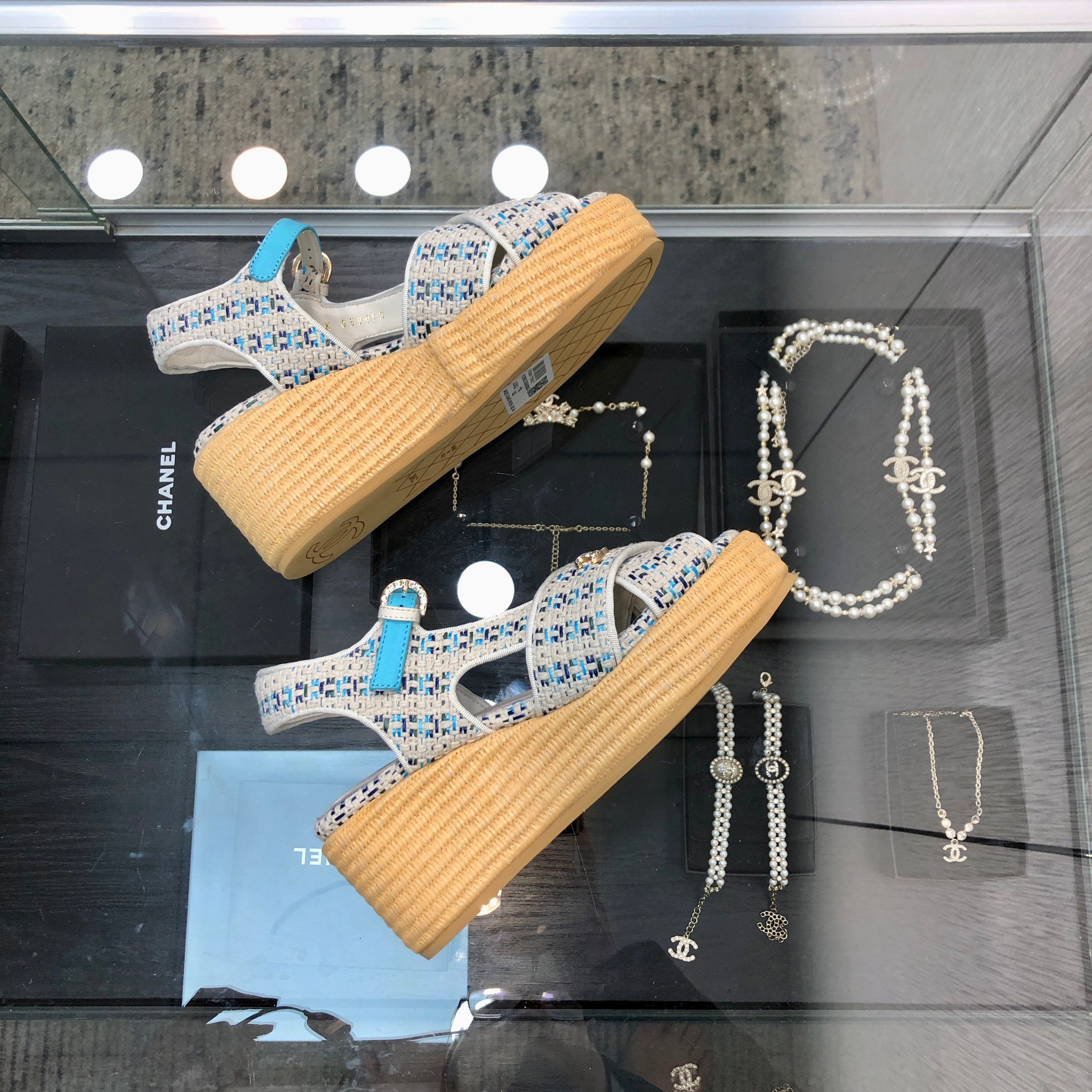 PEEP-TOE THICK SOLE SANDALS IN WHITE MIX BLUE WOVEN FABRIC