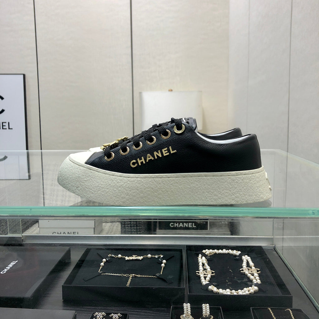 CASUAL SNEAKER IN BLACK LAMBSKIN WITH GOLD LOGO