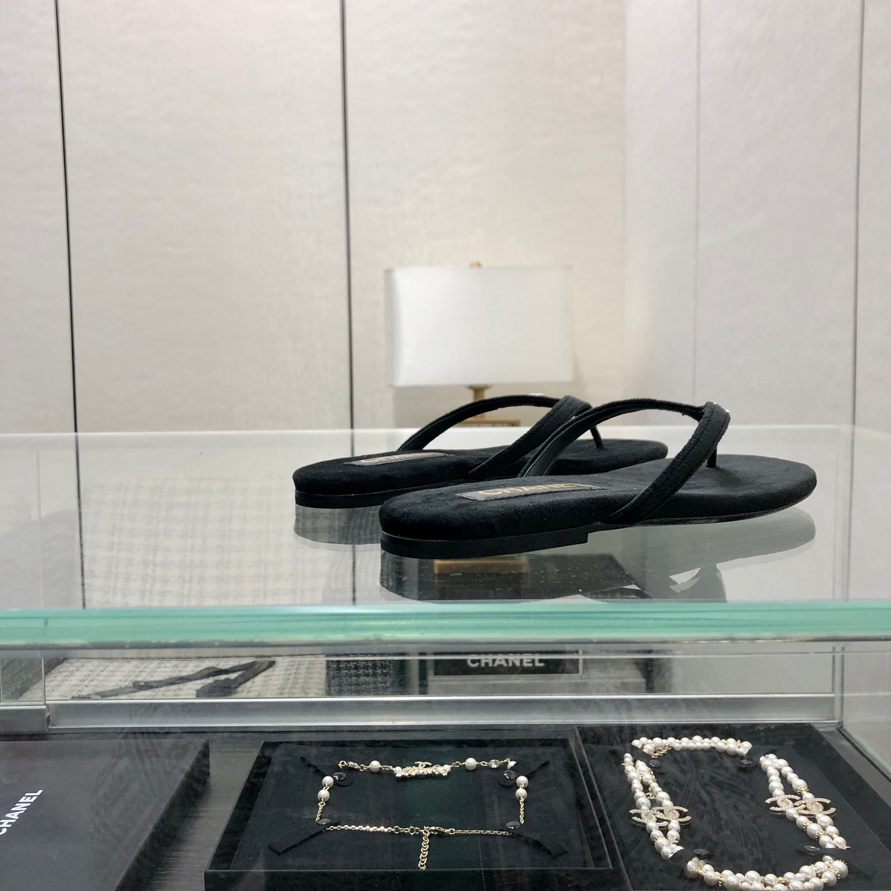 THONG SLIDE IN BLACK SUEDE
