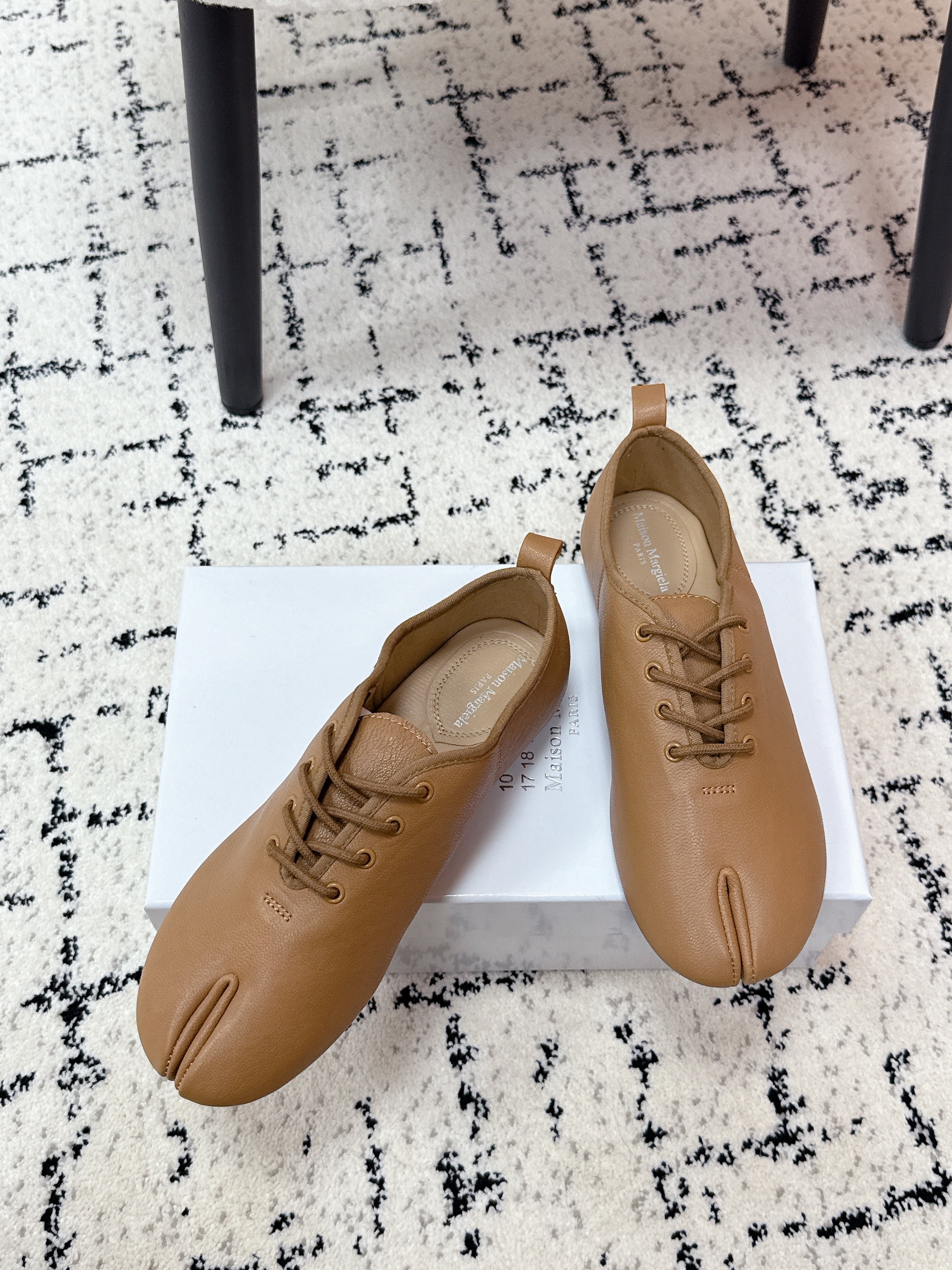 MM Tabi 6-Point Toe Lace-up Shoes Camel Calfskin 558420