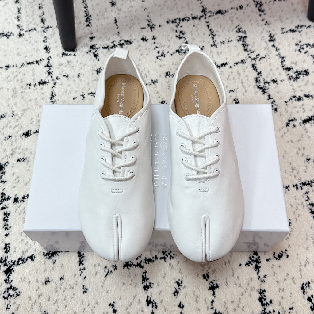 MM Tabi 6-Point Toe Lace-up Shoes White Calfskin 558421