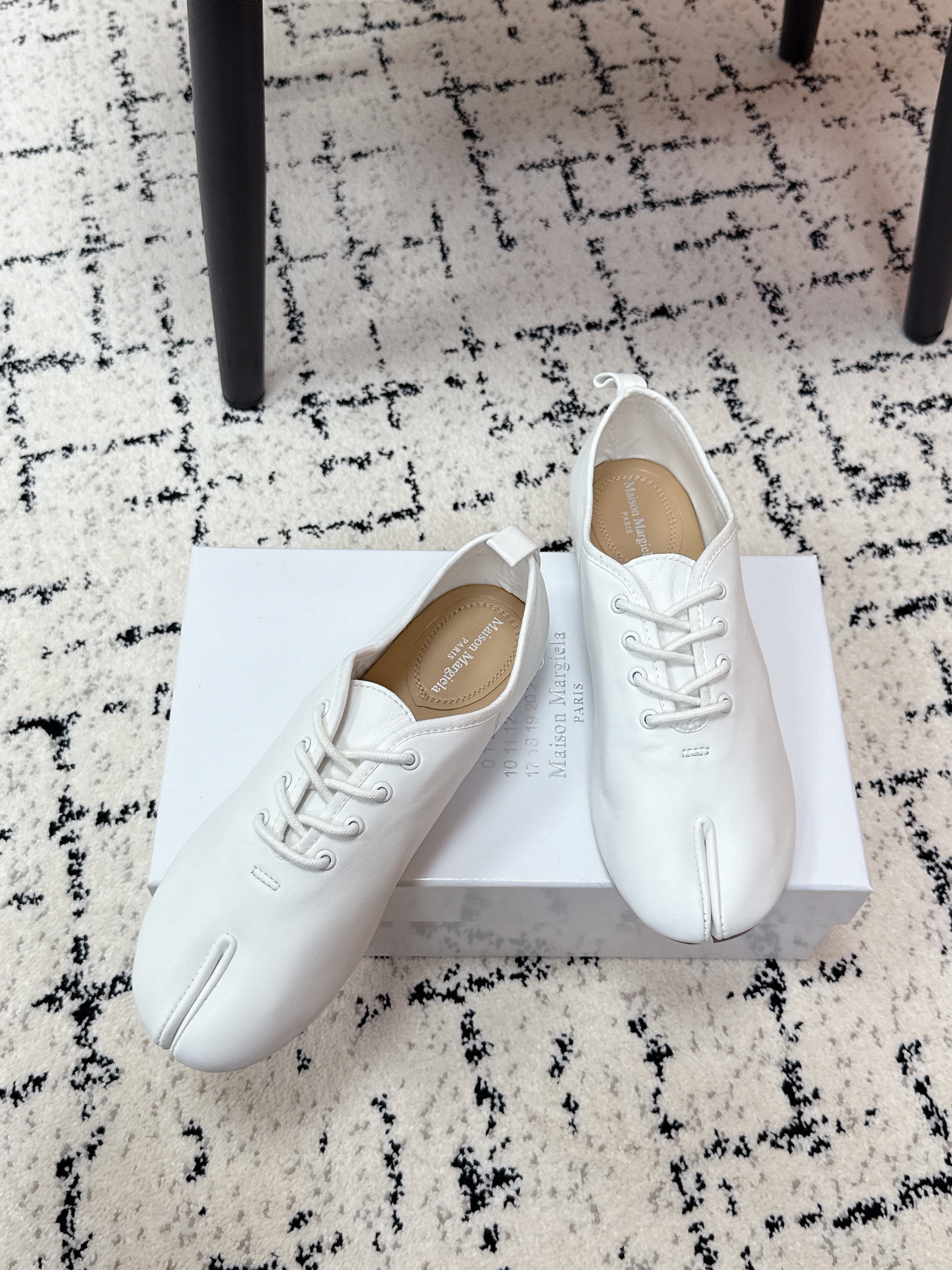 MM Tabi 6-Point Toe Lace-up Shoes White Calfskin 558421