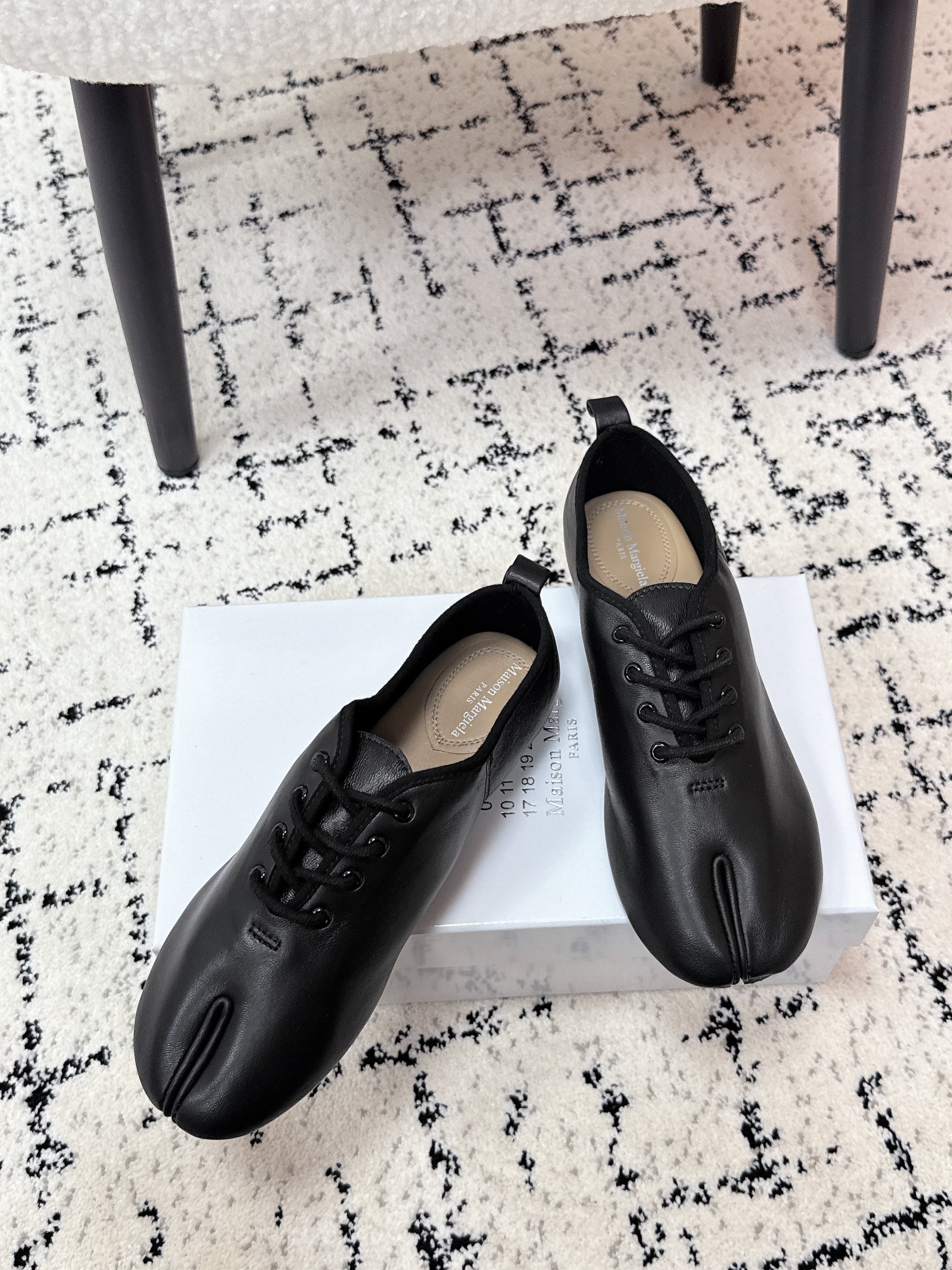 MM Tabi 6-Point Toe Lace-up Shoes Black Calfskin 558423