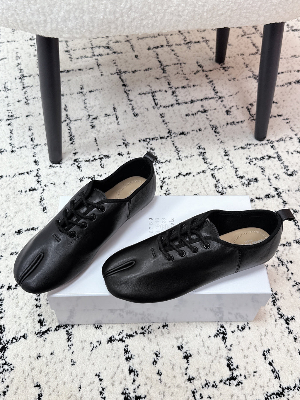 MM Tabi 6-Point Toe Lace-up Shoes Black Calfskin 558423