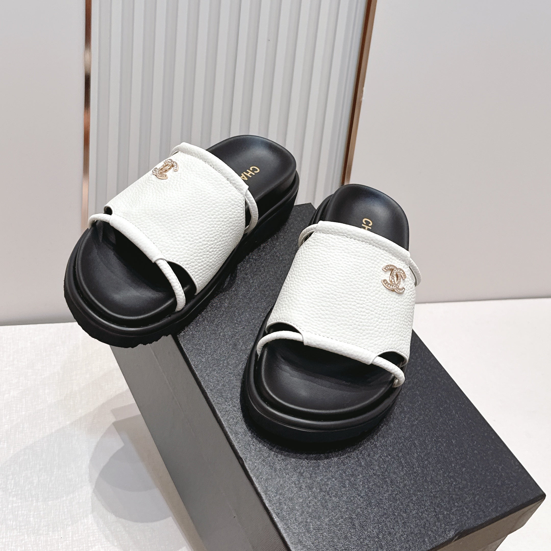 CC Flat Slip-on Sandals White Grain Leather 798336