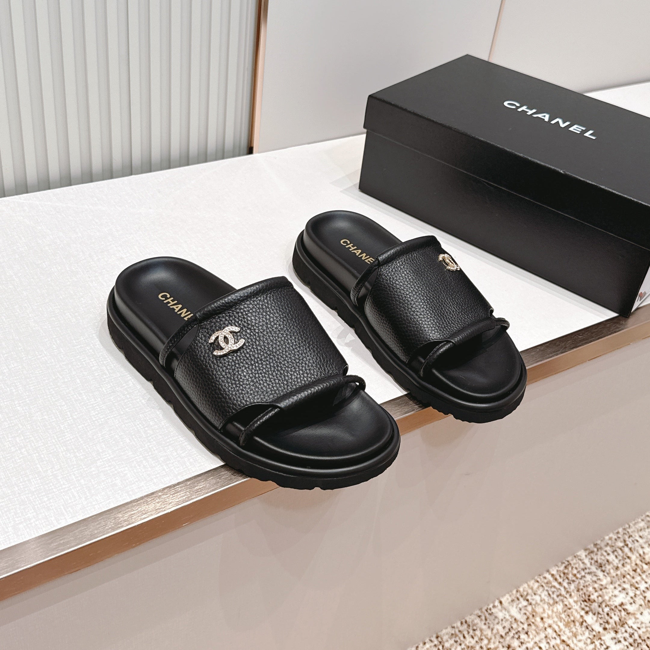 CC Flat Slip-on Sandals Black Grain Leather 798338