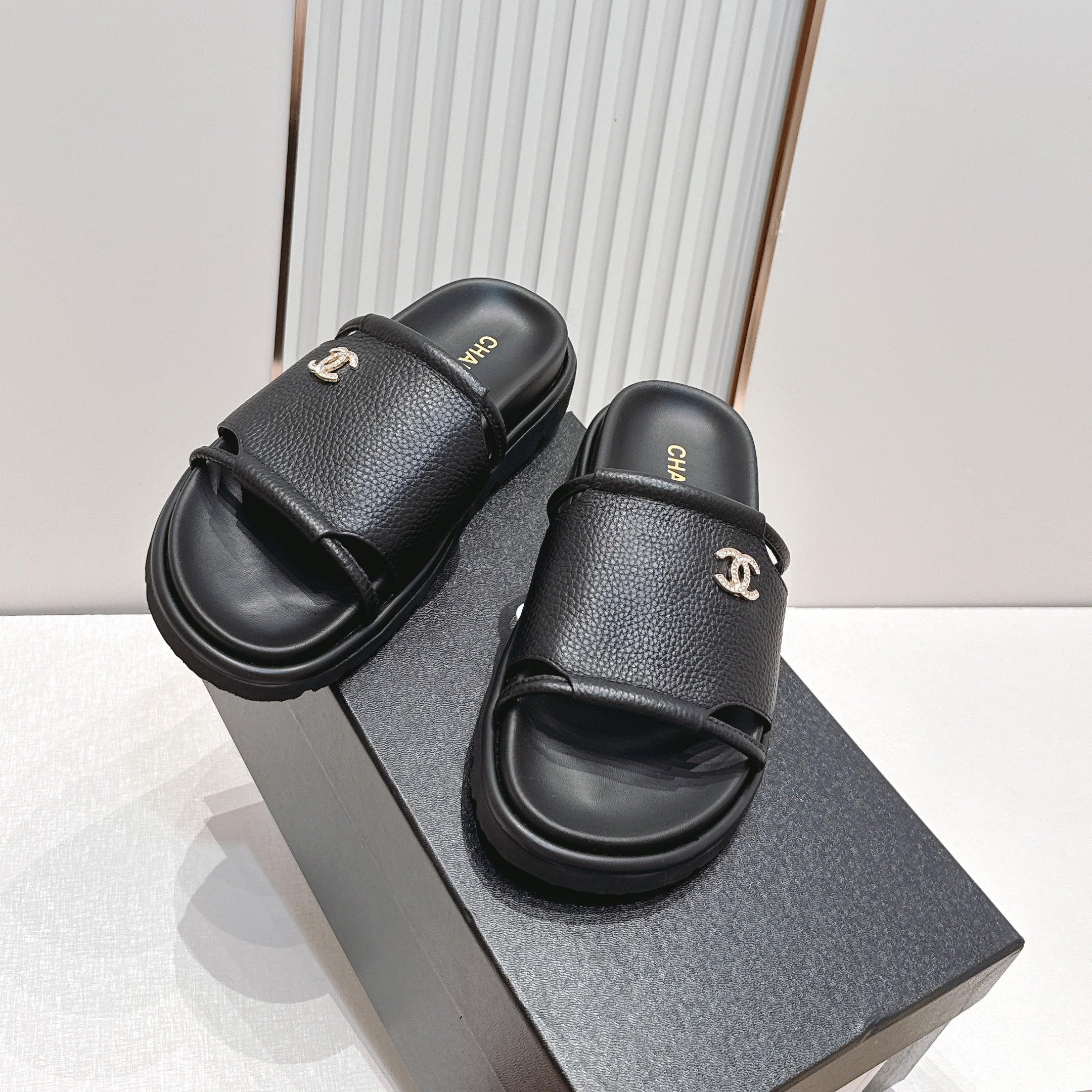CC Flat Slip-on Sandals Black Grain Leather 798338
