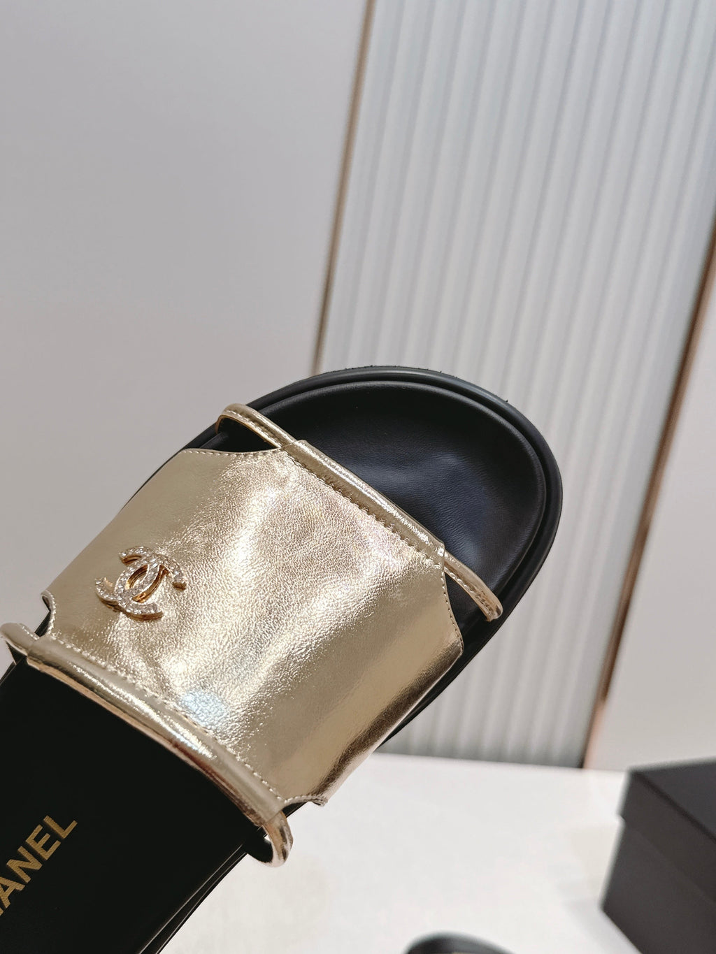CC Flat Slip-on Sandals Gold Glossy Leather 798339