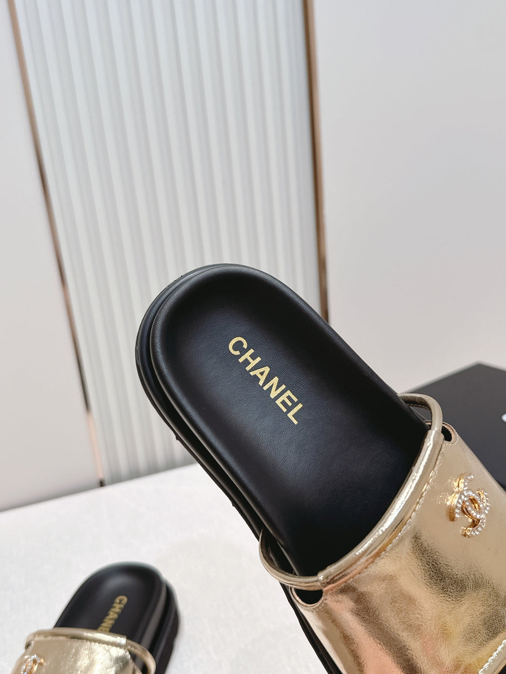CC Flat Slip-on Sandals Gold Glossy Leather 798339