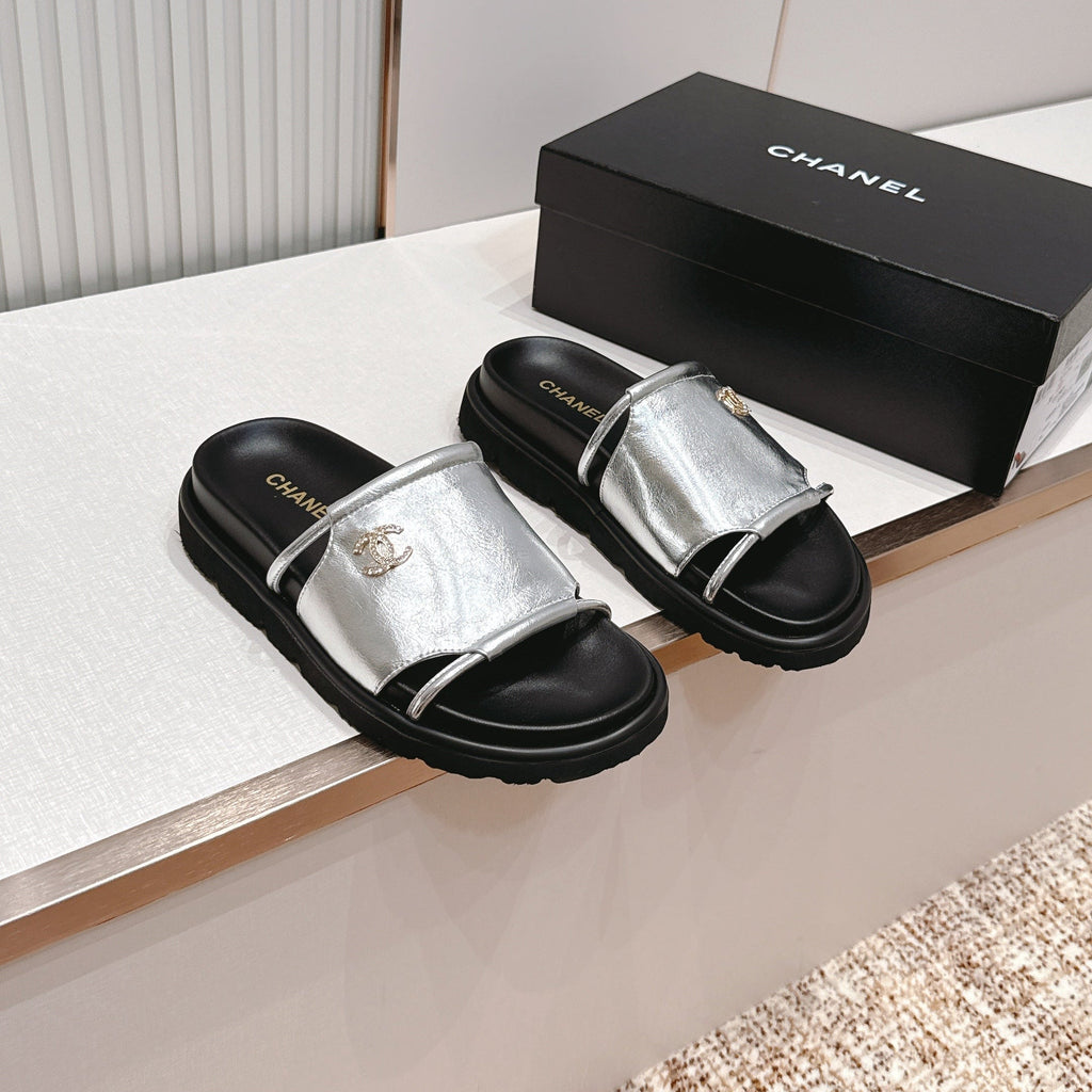 CC Flat Slip-on Sandals Sliver Glossy Leather 798340