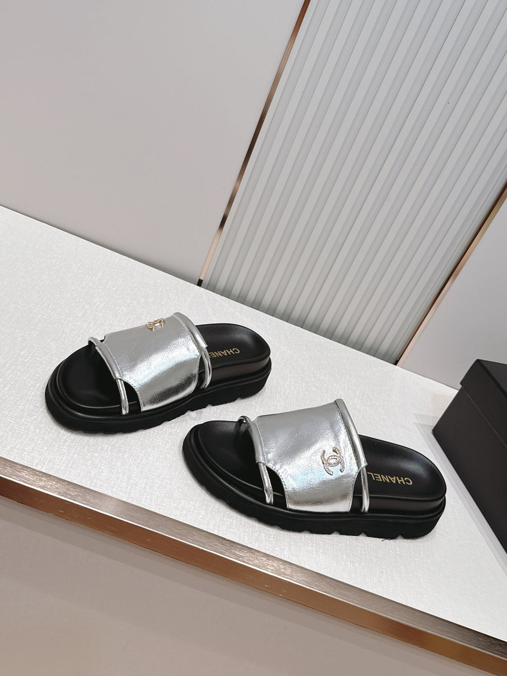 CC Flat Slip-on Sandals Sliver Glossy Leather 798340