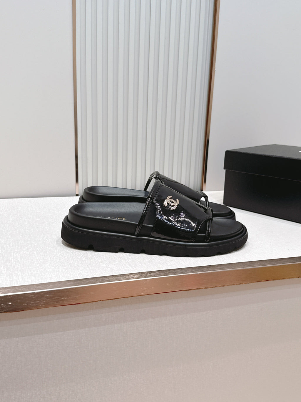 CC Flat Slip-on Sandals Black Glossy Leather 798341