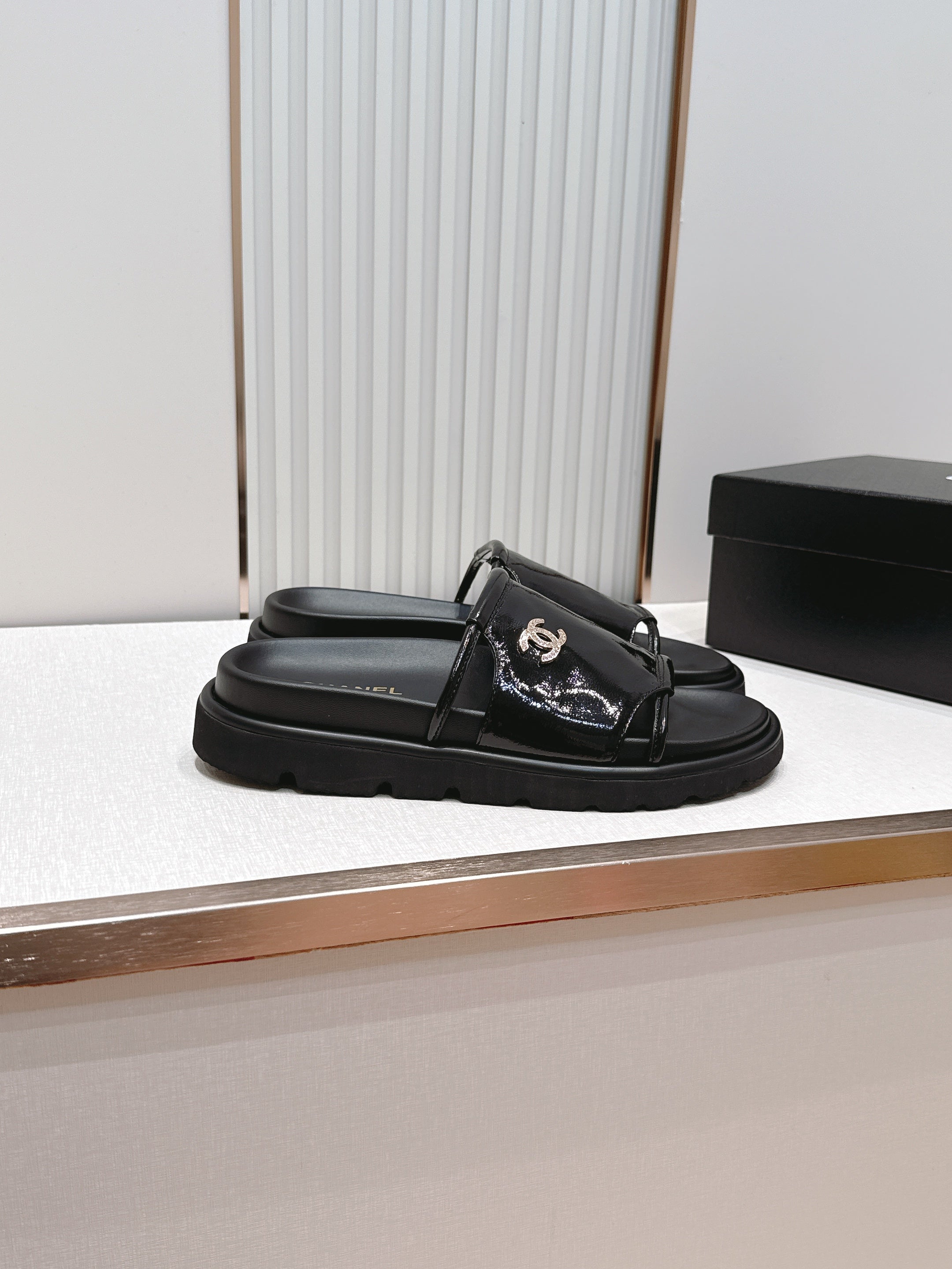 CC Flat Slip-on Sandals Black Glossy Leather 798341