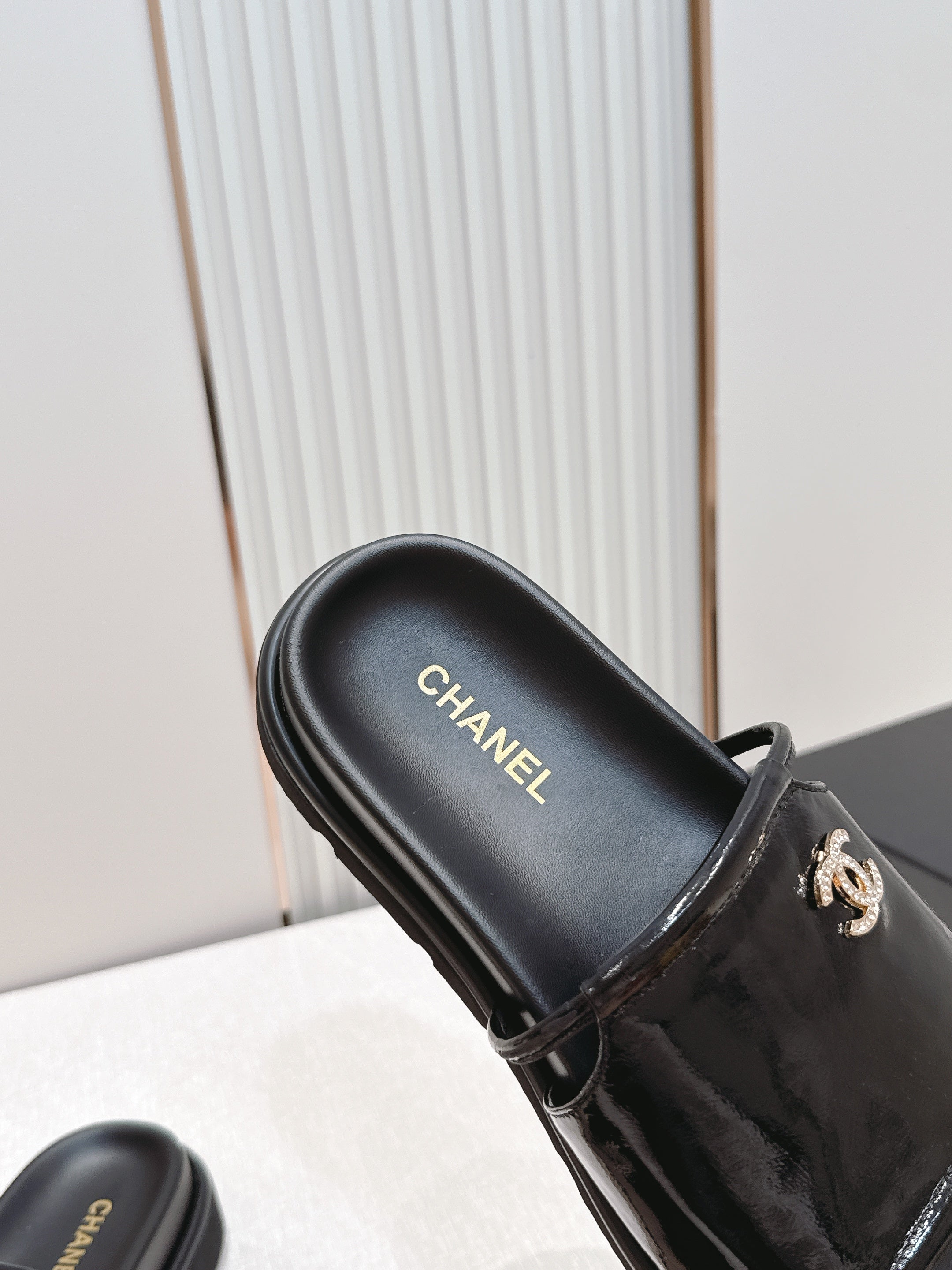 CC Flat Slip-on Sandals Black Glossy Leather 798341