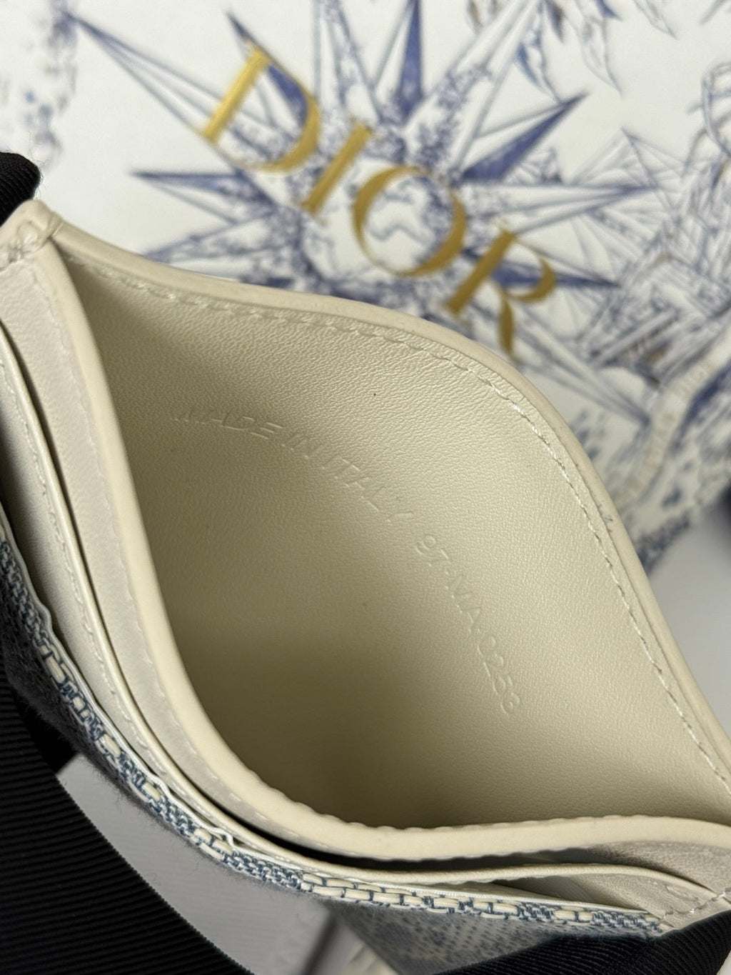 CD 30 Montaigne Freesia Card Holder 10cm White Grey Jacquard