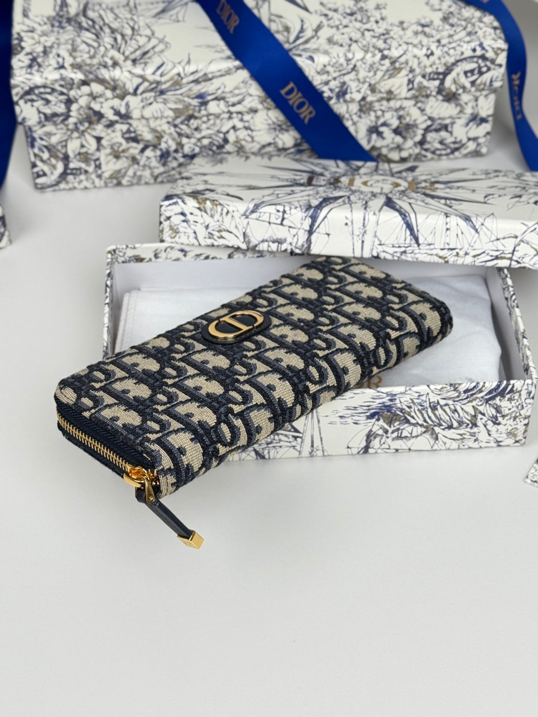 CD 30 Montaigne Voyageur Slim 19.5cm Blue Jacquard 258610